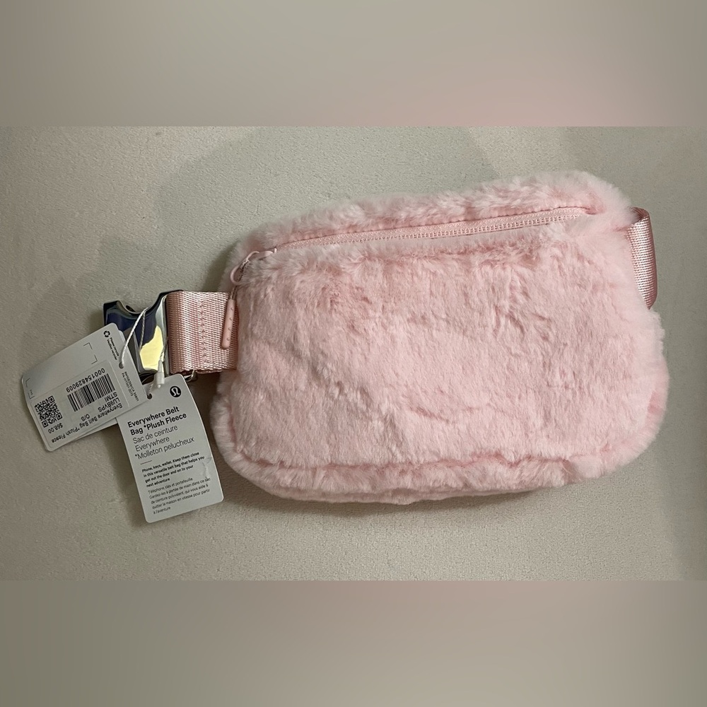 Lululemon NWT Everywhere Belt Bag Plush Fleece Strawberry Milkshake Pink 1L - Picture 7 of 11